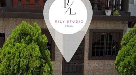 Exterior view of RILY STUDIO Clinic in Nuevo Laredo, Tamaulipas, MX with lush greenery and elegant design.