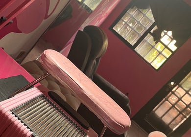 Cozy pink beauty station at RILY STUDIO Clinic in Nuevo Laredo, Tamaulipas, MX with soft lighting.