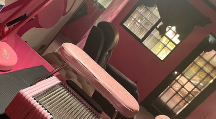Cozy pink beauty station at RILY STUDIO Clinic in Nuevo Laredo, Tamaulipas, MX with soft lighting.