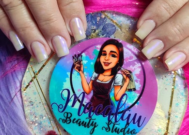 Unas decoradas en tonos perlados en Macalau Beauty Studio, Cali, Valle Del Cauca, CO.