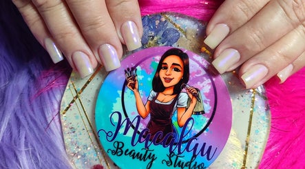 Unas decoradas en tonos perlados en Macalau Beauty Studio, Cali, Valle Del Cauca, CO.