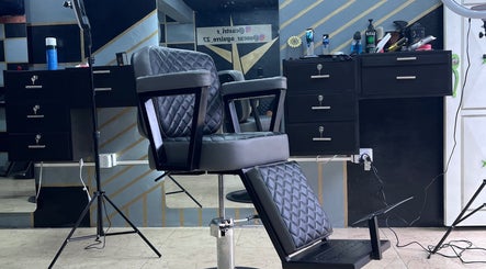 Silla de barbero en Elegant Barber, Risaralda, Risaralda, CO, destacando elegancia y confort.