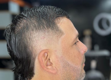 Corte moderno en Elegant Barber, ubicado en Risaralda, Risaralda, CO. Estilo sofisticado y detallado.