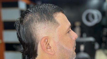 Corte moderno en Elegant Barber, ubicado en Risaralda, Risaralda, CO. Estilo sofisticado y detallado.