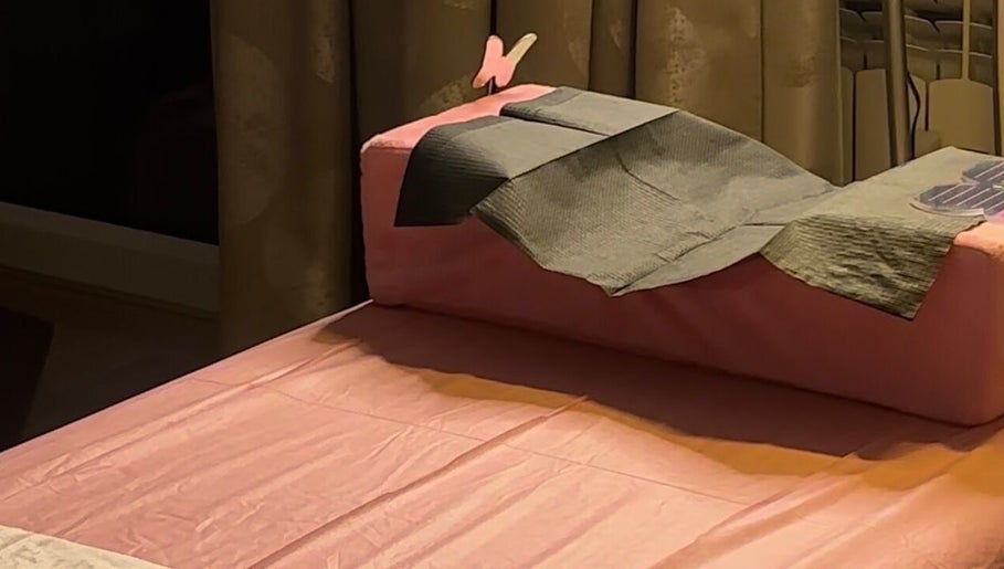 Relaxing treatment bed at The Lash Fairy, Katowice, Województwo Śląskie, PL with soft pink and gray tones.