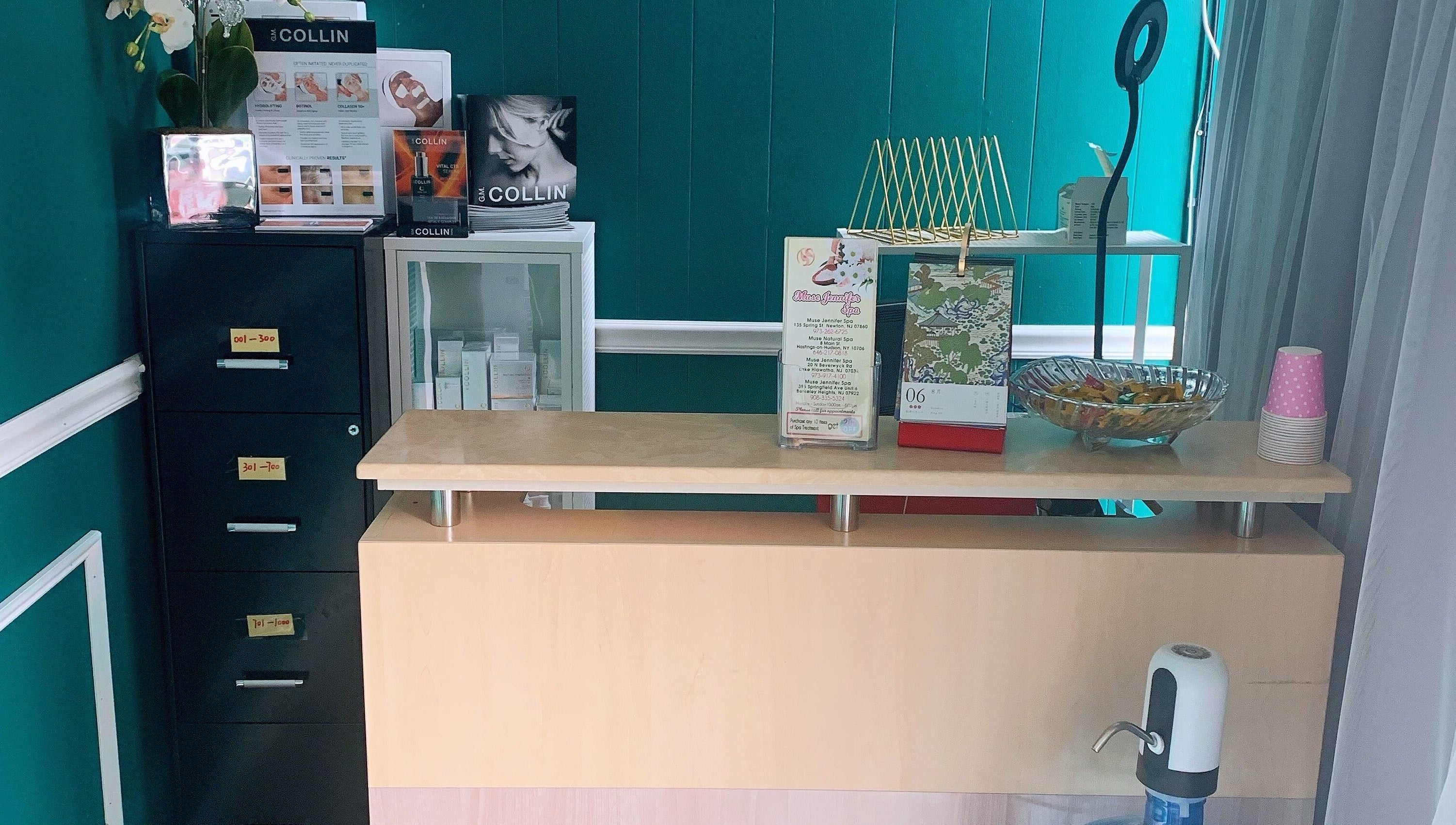 Glamor Jennifer Day Spa的接待区，位于美国新泽西州牛顿，展示舒适和专业的氛围。