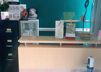 Glamor Jennifer Day Spa的接待区，位于美国新泽西州牛顿，展示舒适和专业的氛围。