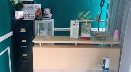 Glamor Jennifer Day Spa的接待区，位于美国新泽西州牛顿，展示舒适和专业的氛围。