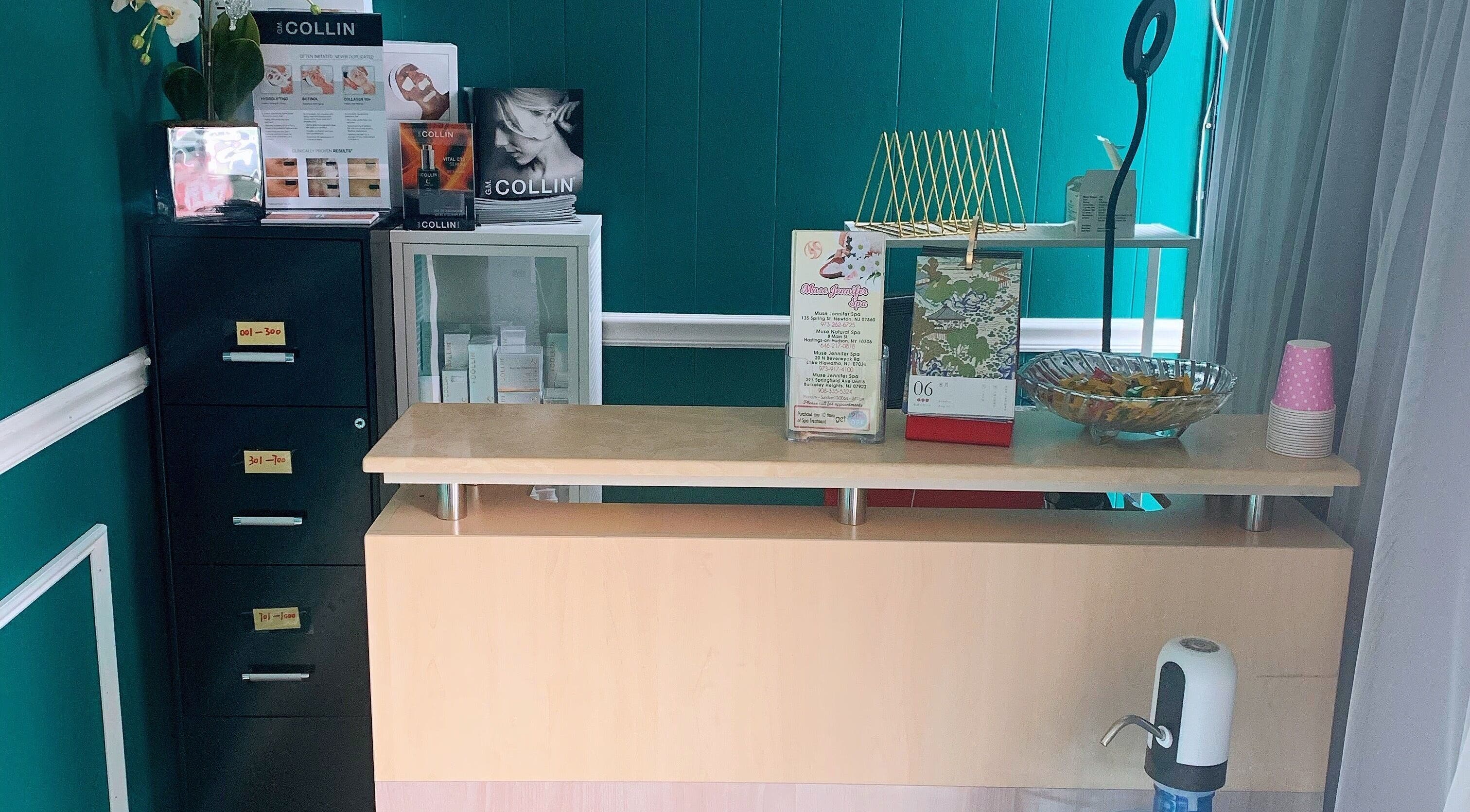 Glamor Jennifer Day Spa的接待区，位于美国新泽西州牛顿，展示舒适和专业的氛围。