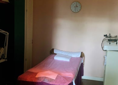 glamor Jennifer day spa位于新泽西州牛顿的温馨疗愈室，提供放松的美容体验。