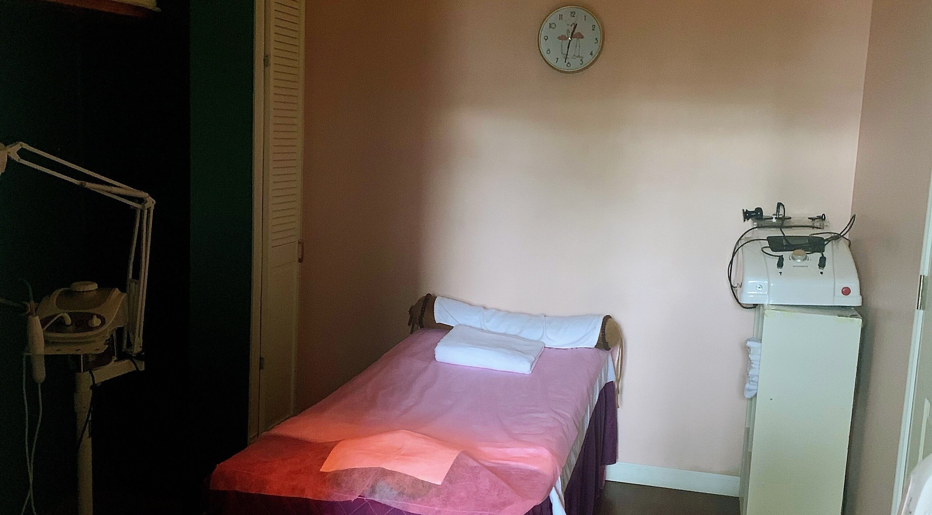 glamor Jennifer day spa位于新泽西州牛顿的温馨疗愈室，提供放松的美容体验。