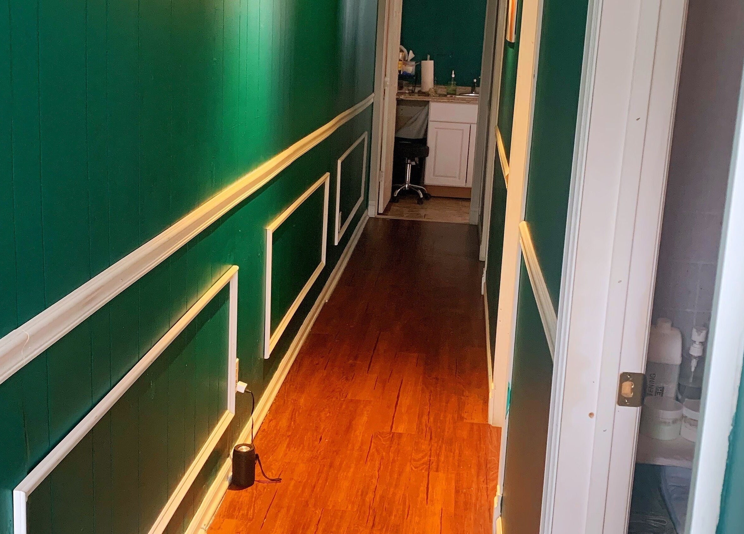 glamor Jennifer day spa的优雅走廊，位于美国新泽西州牛顿。