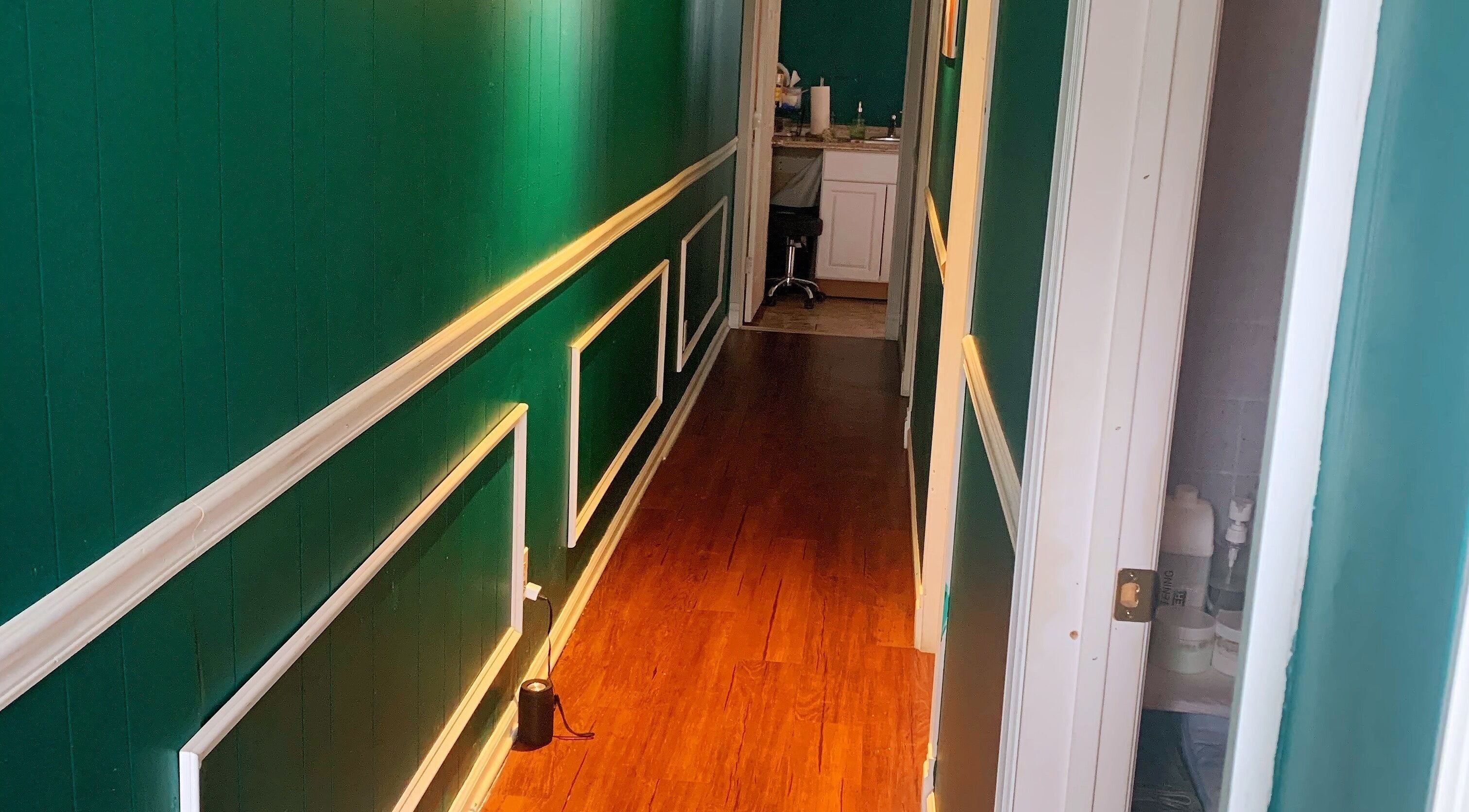 glamor Jennifer day spa的优雅走廊，位于美国新泽西州牛顿。