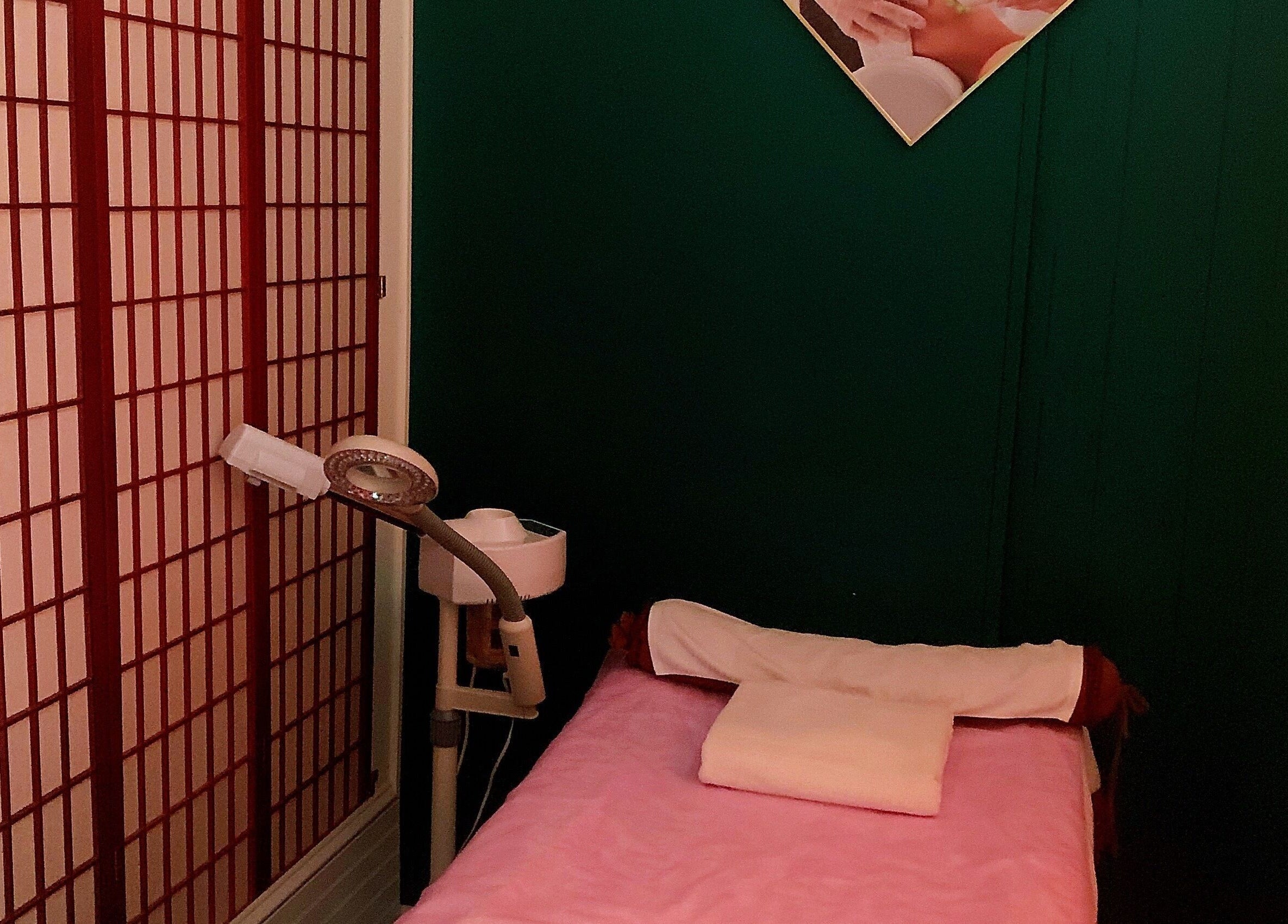 Glamor Jennifer Day Spa的按摩室，位于美国新泽西纽顿，内饰温馨宁静。