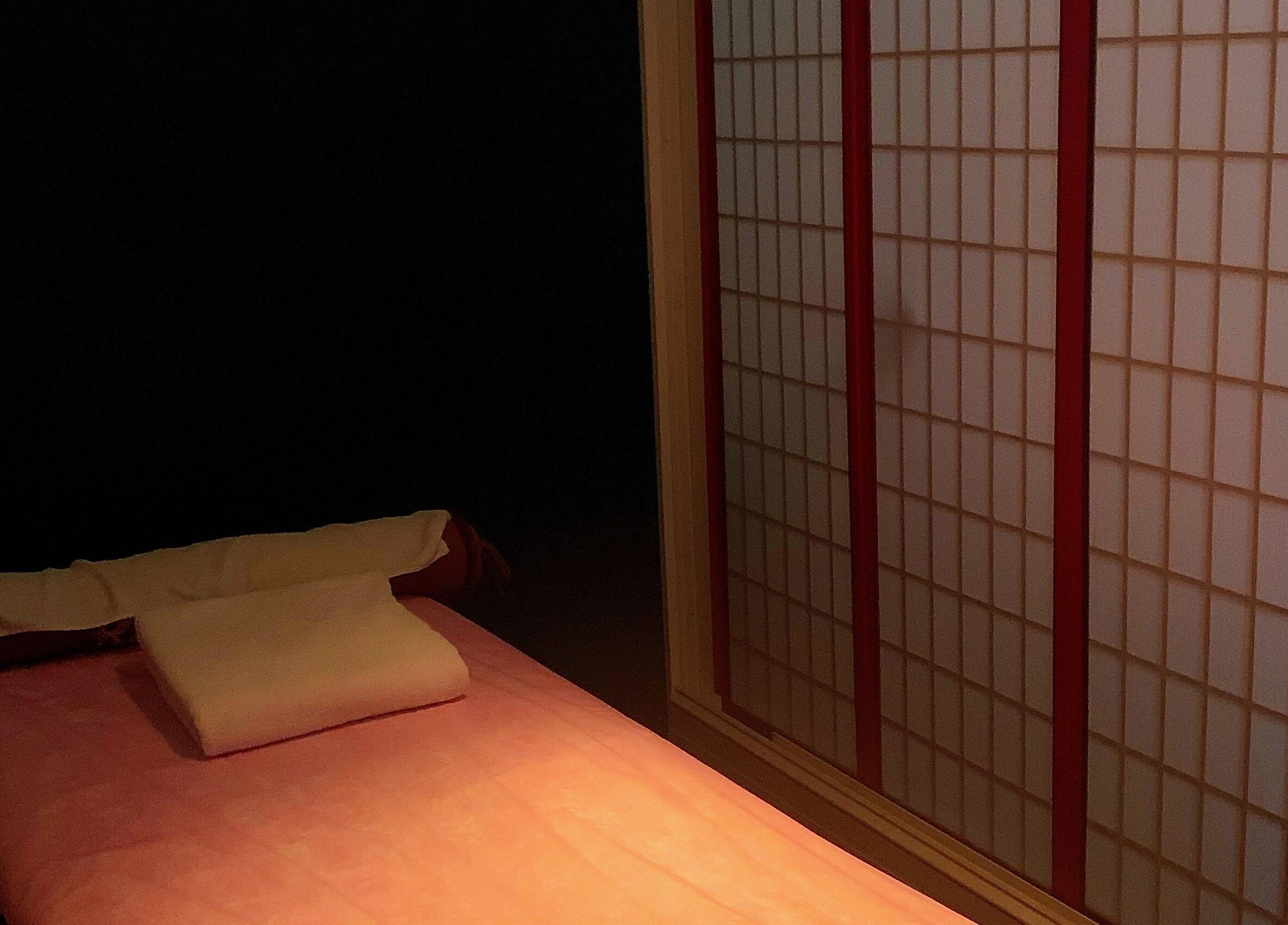 Glamor Jennifer Day Spa宁静治疗室，位于美国新泽西州纽顿市。