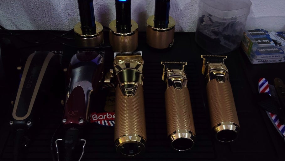 Gold hair clippers on display at Lady BARBER DLR, Nayarit, Nayarit, MX.