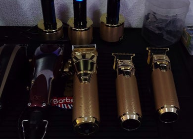 Gold hair clippers on display at Lady BARBER DLR, Nayarit, Nayarit, MX.