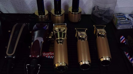 Gold hair clippers on display at Lady BARBER DLR, Nayarit, Nayarit, MX.