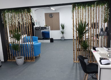 Интерьер V&D BEAUTY ROOM в Познани, Województwo Wielkopolskie с синими креслами и растениями.