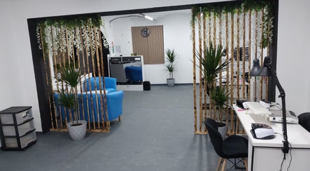 Интерьер V&D BEAUTY ROOM в Познани, Województwo Wielkopolskie с синими креслами и растениями.