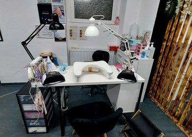 Маникюрный стол в V&D BEAUTY ROOM, Познань, Воеводство Великопольское, PL.