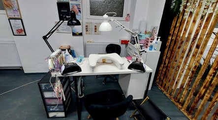 Маникюрный стол в V&D BEAUTY ROOM, Познань, Воеводство Великопольское, PL.