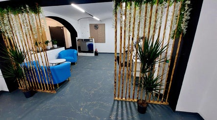 Современный интерьер V&D Beauty Room в Познани, Województwo Wielkopolskie, PL с синими креслами и растениями.