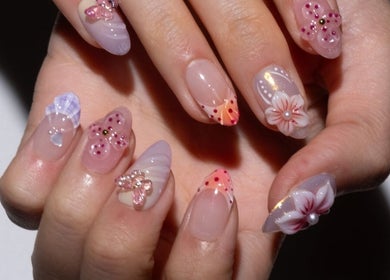 Elegant floral nail art at NailsStazy, Alcalá De Henares, Comunidad De Madrid, ES, showcasing exquisite designs.