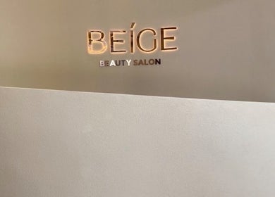 Im a Facialist bejárat, Dubai, Dubai, AE. Elegáns jamabult világítás.