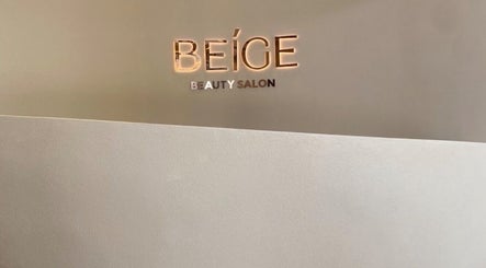 Im a Facialist bejárat, Dubai, Dubai, AE. Elegáns jamabult világítás.