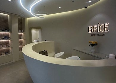 Im a Facialist elegáns szalonja Dubaiban, Dubai, AE, modern belső térrel és stílusos világítással.