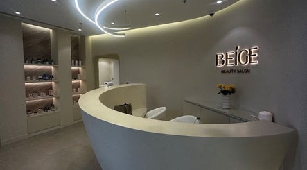 Im a Facialist elegáns szalonja Dubaiban, Dubai, AE, modern belső térrel és stílusos világítással.