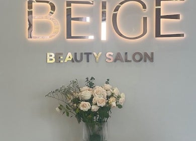 BEIGE Beauty Salon virágokkal, Im a Facialist szalon Dubai, Dubai, AE.