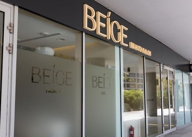 Im a Facialist üzlet homlokzat, Dubai, Dubai, AE. Modern dizájn minimalista fekete-fehér stílusban.