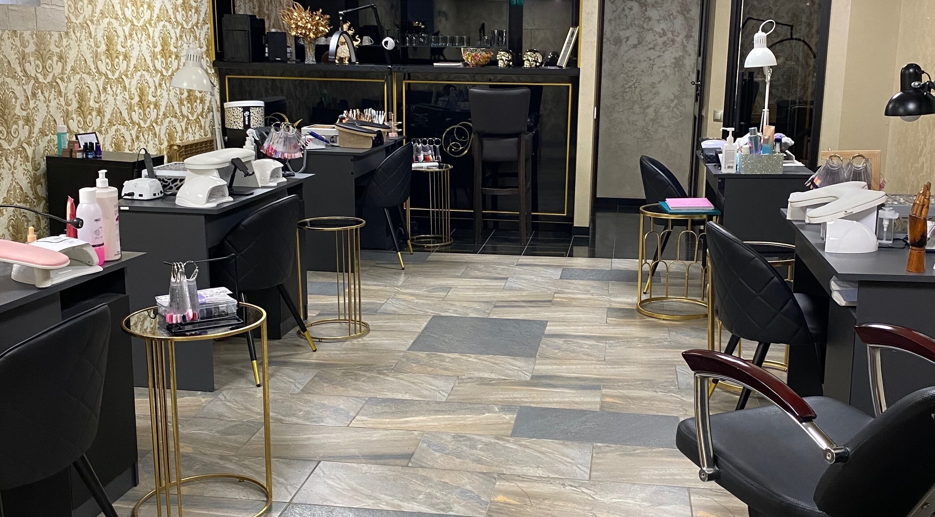 Интерьер салона Mariell в Таллинне, Harju maakond, EE с современными рабочими местами.