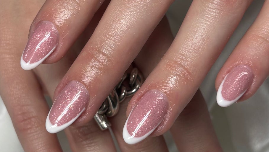 Manucure éclatante chez M Nails Studio à Cognin, Auvergne-rhône-alpes, FR.