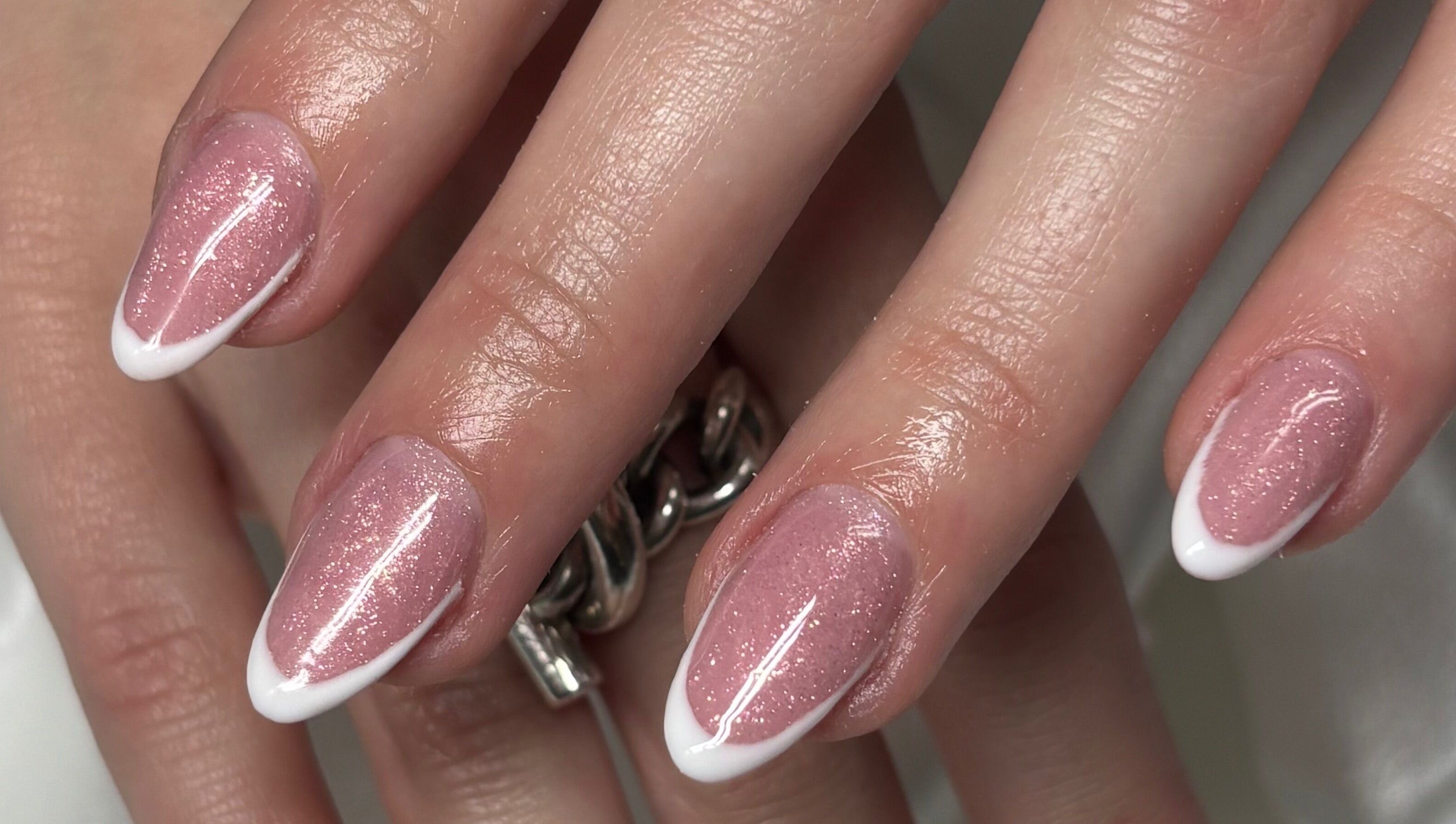 Manucure éclatante chez M Nails Studio à Cognin, Auvergne-rhône-alpes, FR.