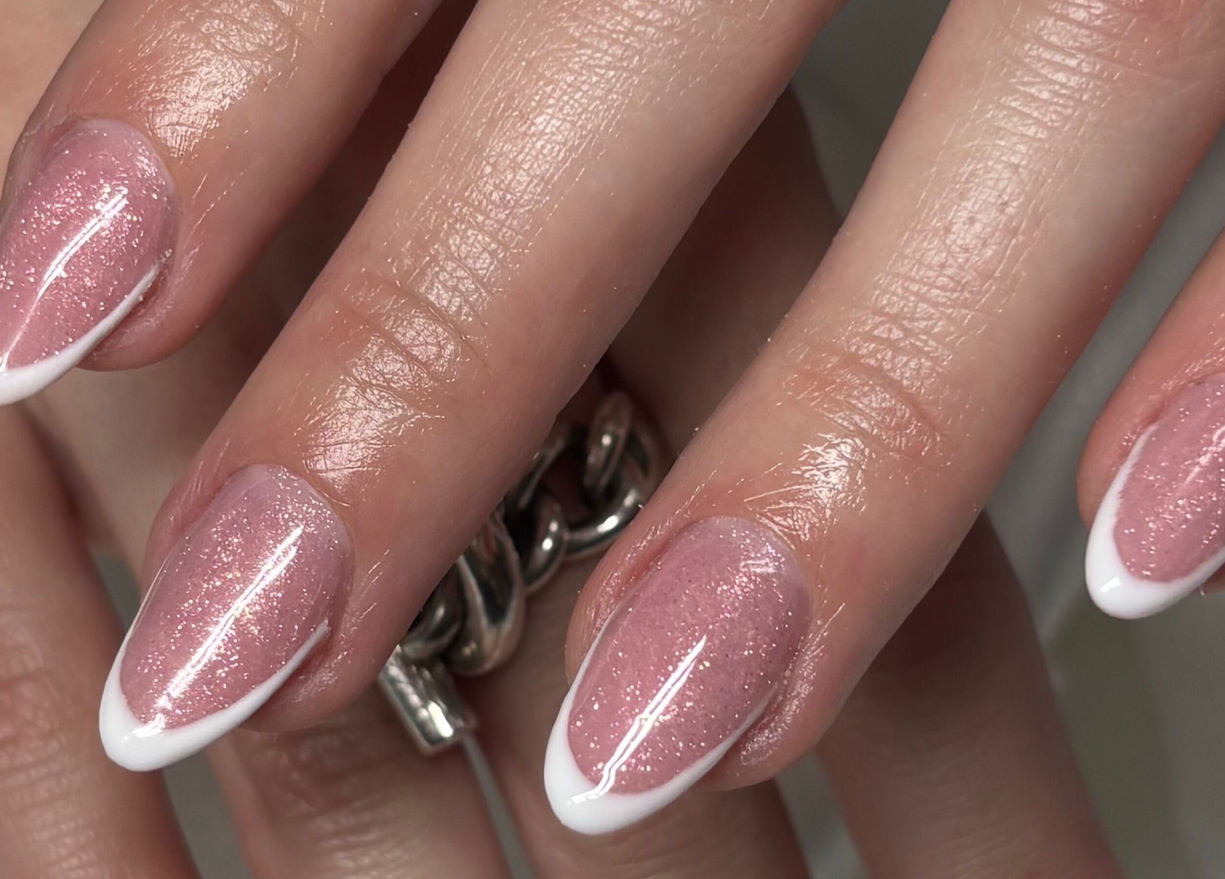 Manucure éclatante chez M Nails Studio à Cognin, Auvergne-rhône-alpes, FR.