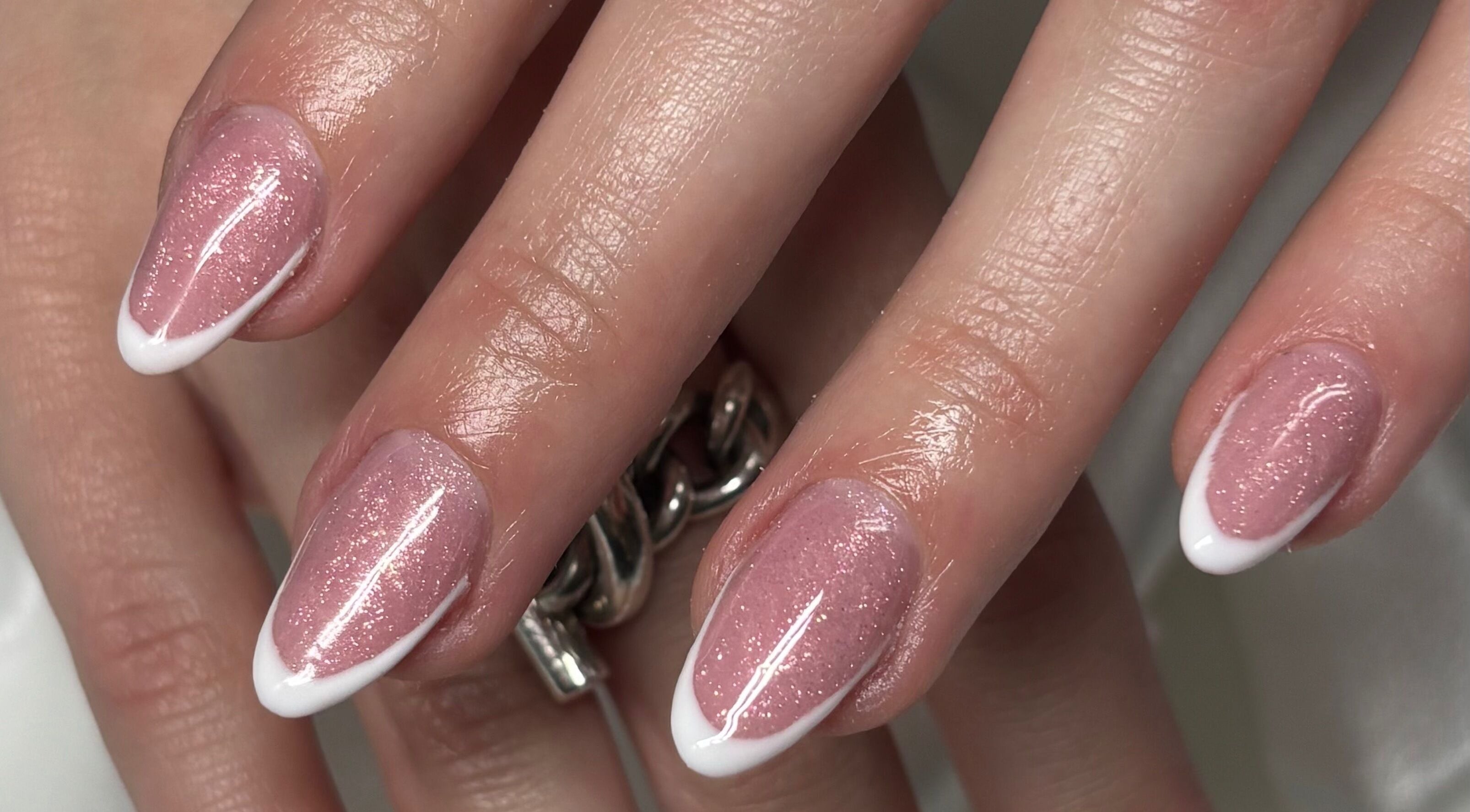 Manucure éclatante chez M Nails Studio à Cognin, Auvergne-rhône-alpes, FR.