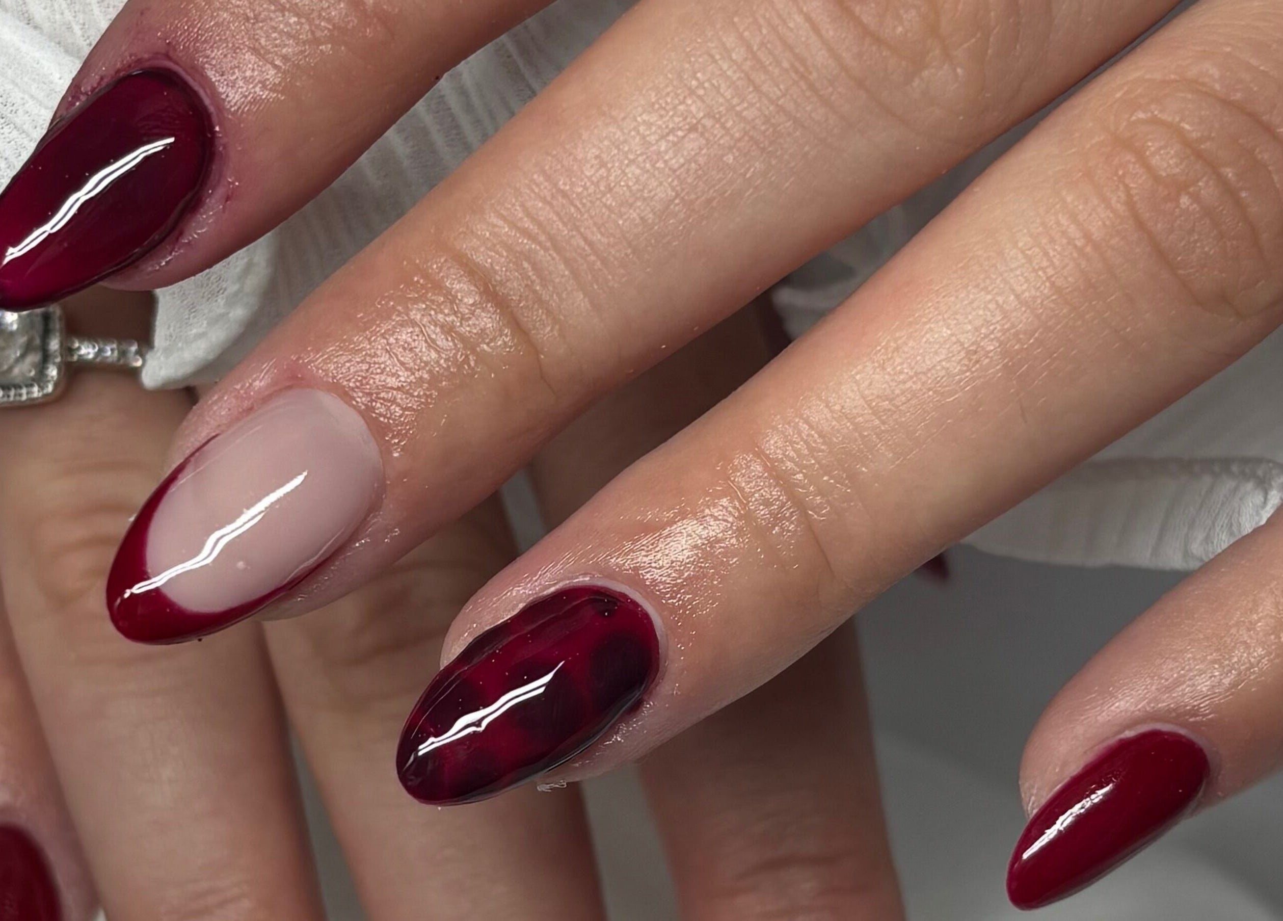 Manucure élégante à M Nails Studio, Cognin, Auvergne-rhône-alpes, FR avec des ongles rouges brillants.