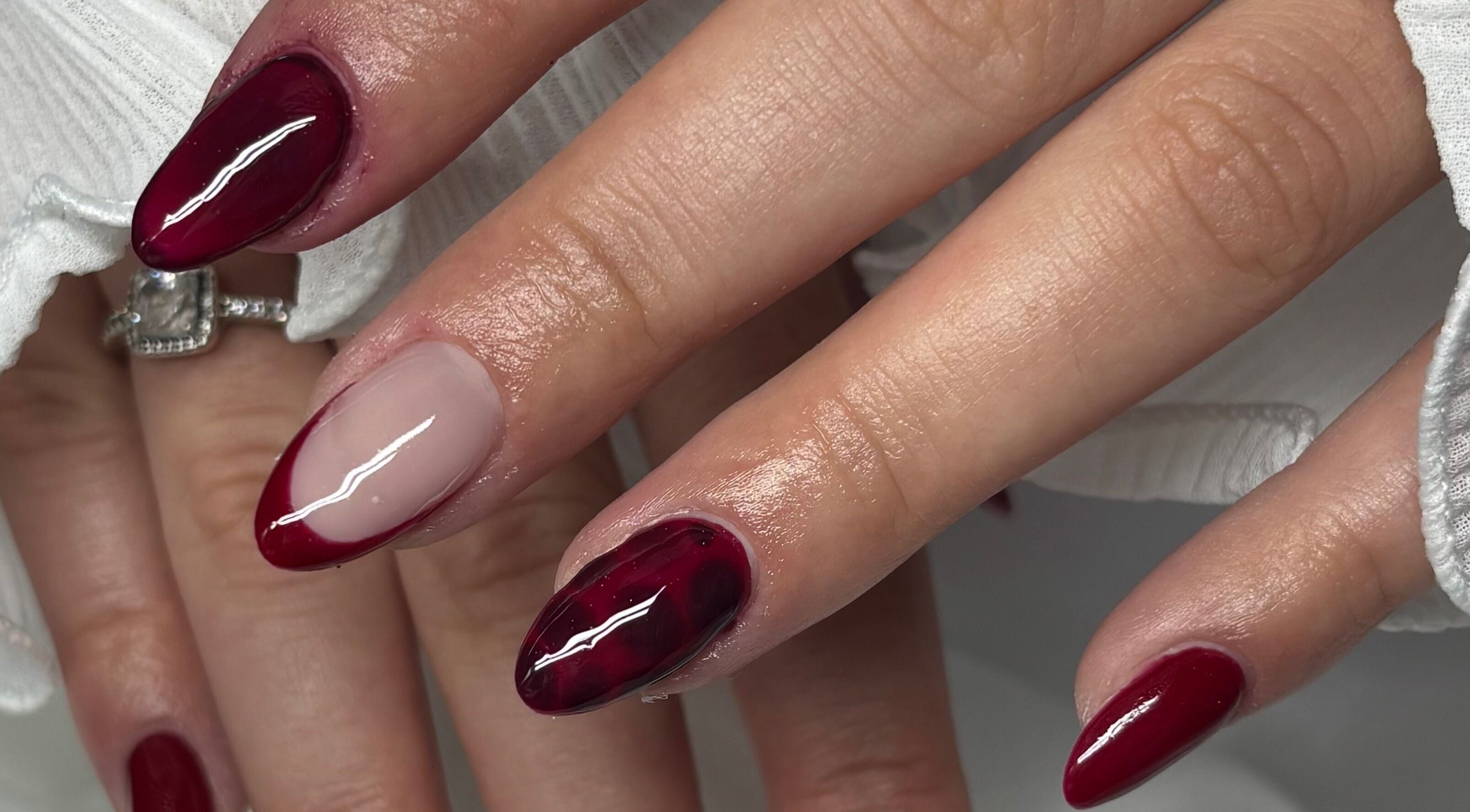 Manucure élégante à M Nails Studio, Cognin, Auvergne-rhône-alpes, FR avec des ongles rouges brillants.