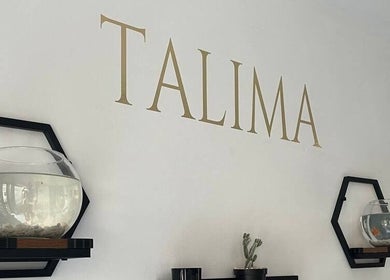 Stylowe wnętrze Talima w Piaseczno, Województwo Mazowieckie, PL z dekoracją ścienną i akwariami.