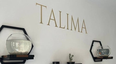 Stylowe wnętrze Talima w Piaseczno, Województwo Mazowieckie, PL z dekoracją ścienną i akwariami.