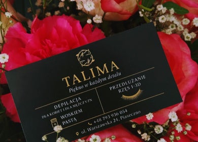 Wizytówka Talima na tle kwiatów, Piaseczno, Województwo Mazowieckie, PL.