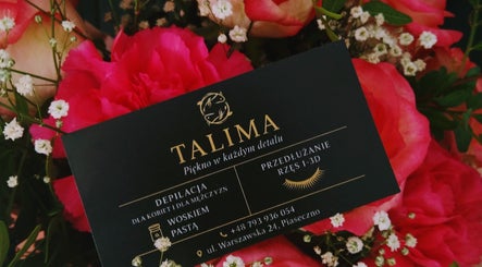 Wizytówka Talima na tle kwiatów, Piaseczno, Województwo Mazowieckie, PL.