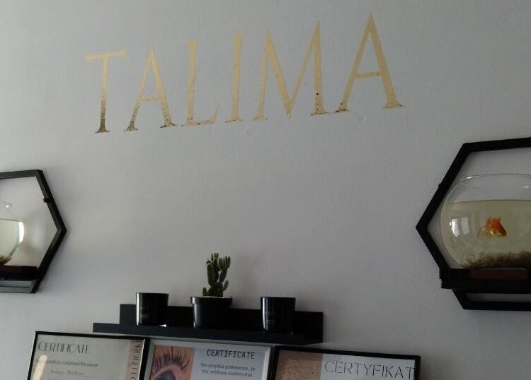 Dekoracja ścienna w Talima, Piaseczno, Województwo Mazowieckie, PL z rybkami w słoikach i certyfikatami.