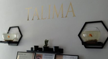 Dekoracja ścienna w Talima, Piaseczno, Województwo Mazowieckie, PL z rybkami w słoikach i certyfikatami.