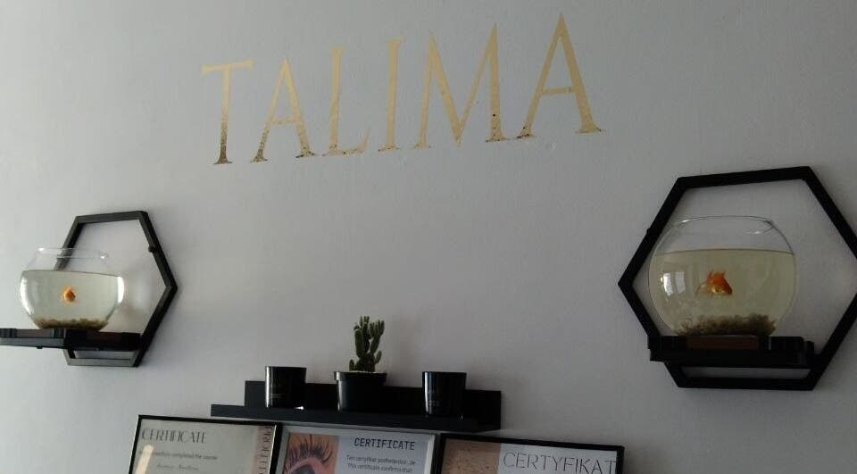Dekoracja ścienna w Talima, Piaseczno, Województwo Mazowieckie, PL z rybkami w słoikach i certyfikatami.