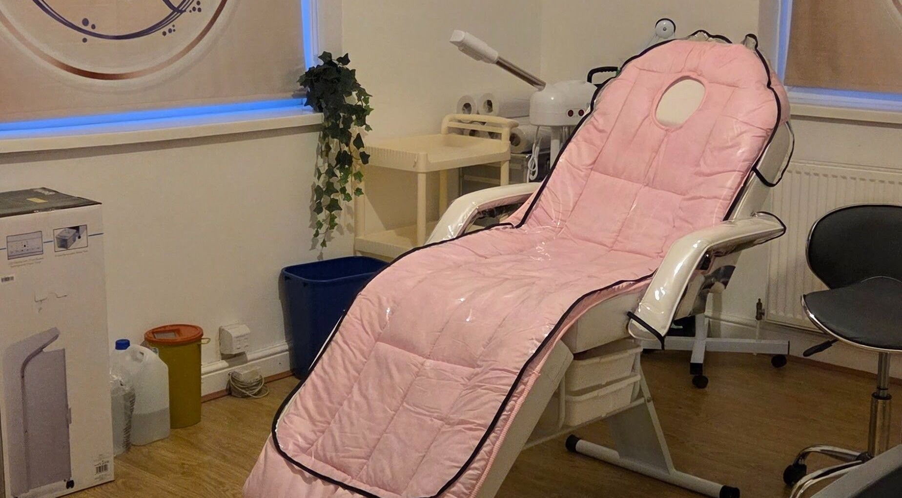 Relaxing treatment room at Aesthetic By Nurse in Garforth, England, GB featuring a pink contour chair.
