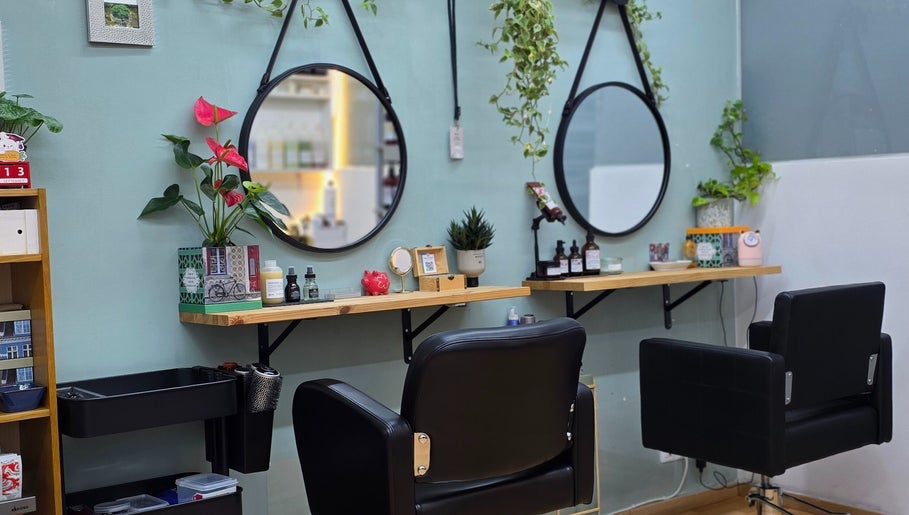 Sala moderna en GABO LLOJA HAIR SALÓN AND BEAUTY en Barcelona, Catalunya, ES con espejos redondos y plantas decorativas.